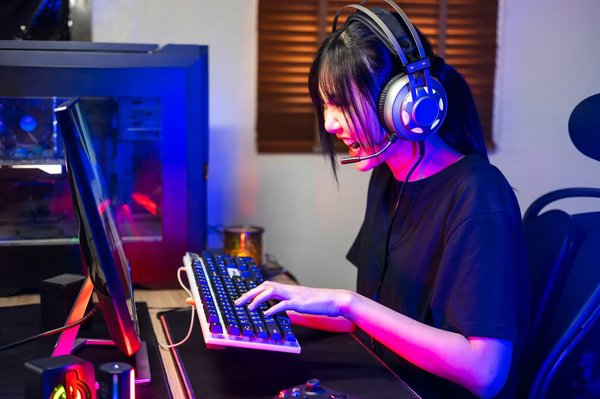 How can you effectively use a TP-Link Archer AX11000 for a high-speed gaming network?